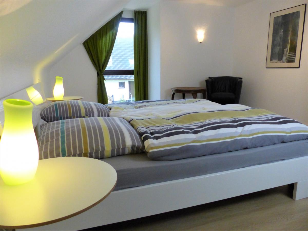 schlafzimmer-doppelbett-ferienwohnung-krefeld