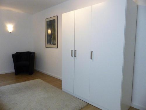 Kleiderschrank-sitzecke-ferienwohnung-krefeld