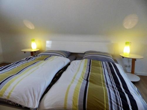 schlafzimmer-doppelbett-ferienwohnung-krefeld (2)