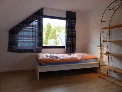 Schlafzimmer-ferienwohnung-krefeld-bett